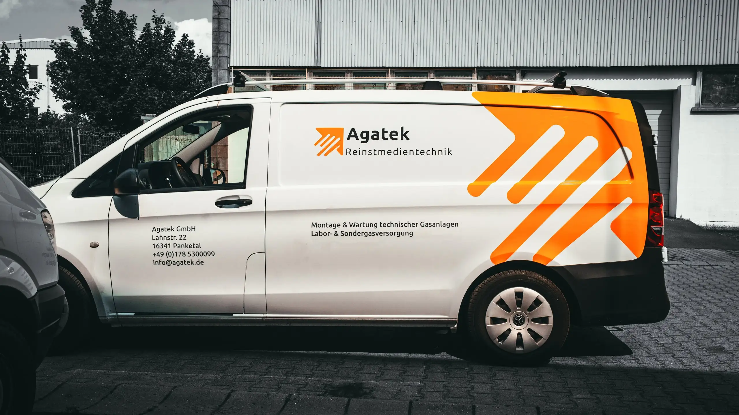 Agatek Transporter mit orangem Heckdesign