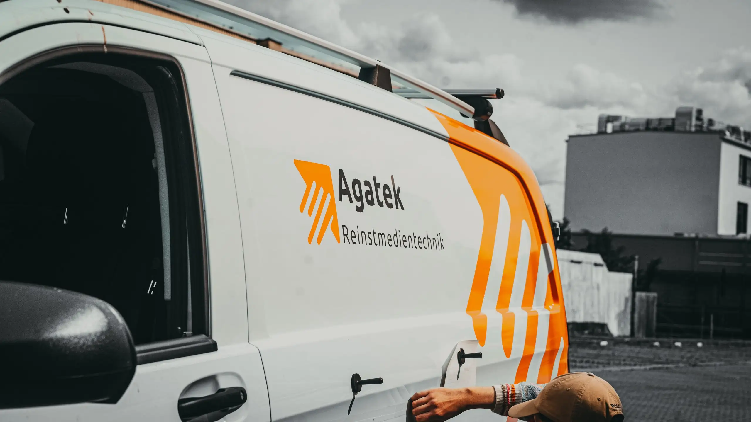 Agatek Transporter mit Logo-Beschriftung in der Seitenansicht