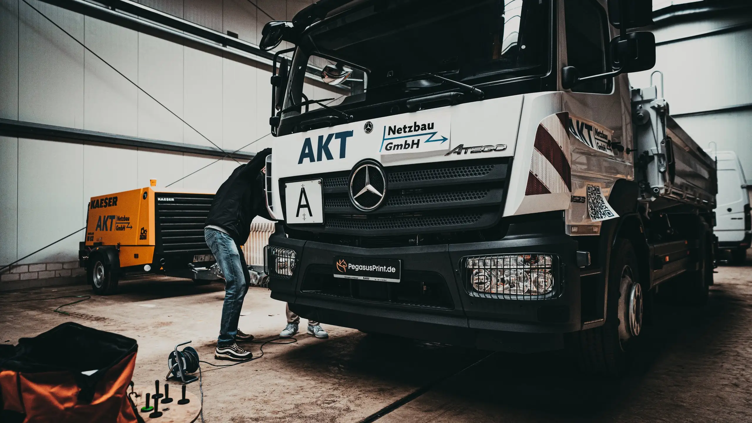 LKW-Beschriftung für AKT Netzbau in der Halle