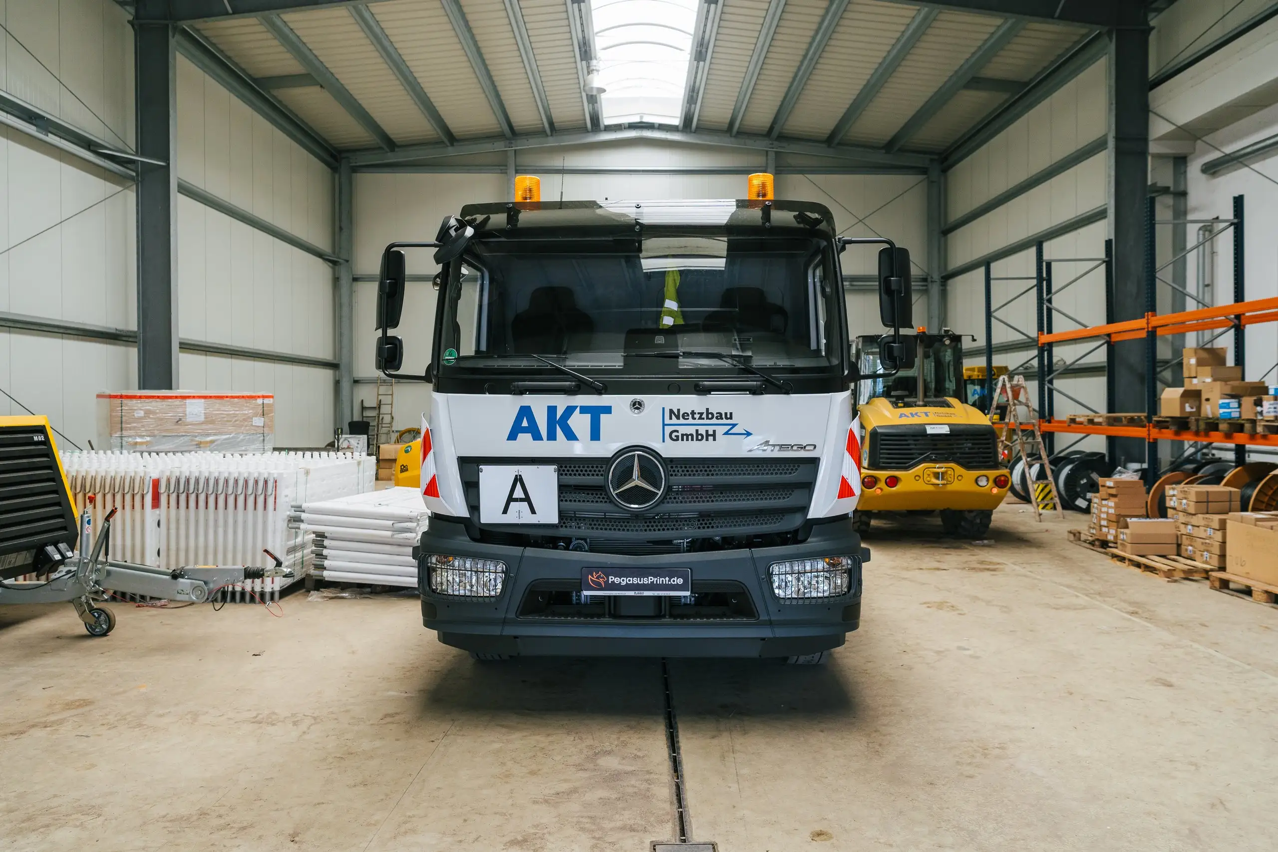 AKT Netzbau LKW mit Frontbeschriftung in der Fahrzeughalle
