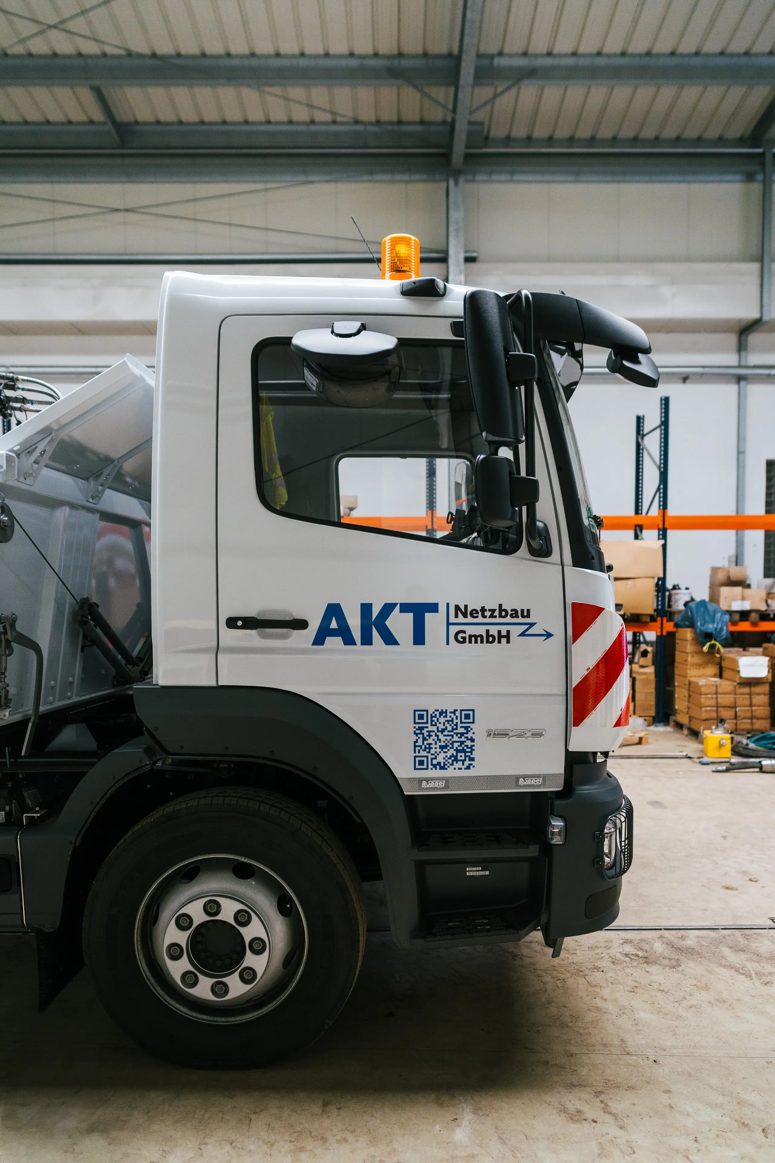 AKT Netzbau Kipper mit Logo-Beschriftung