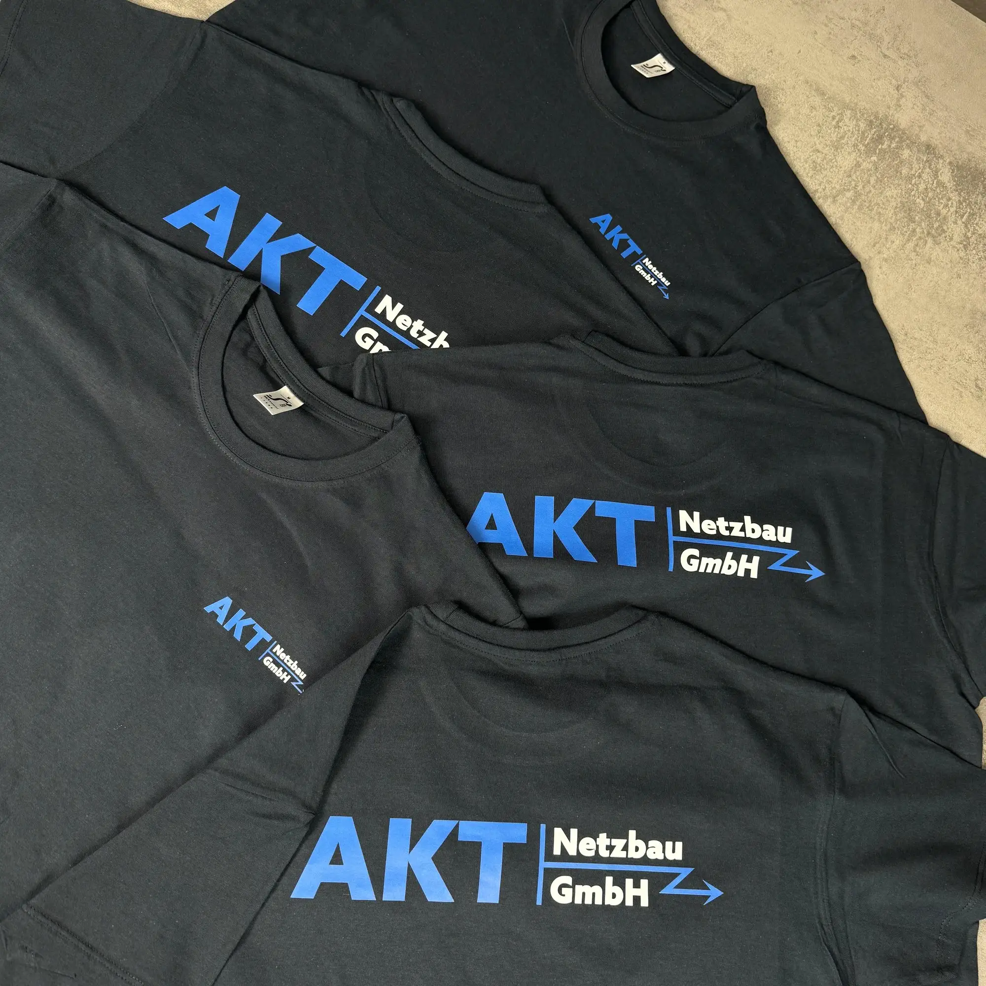 Bedruckte AKT Netzbau Team-Shirts