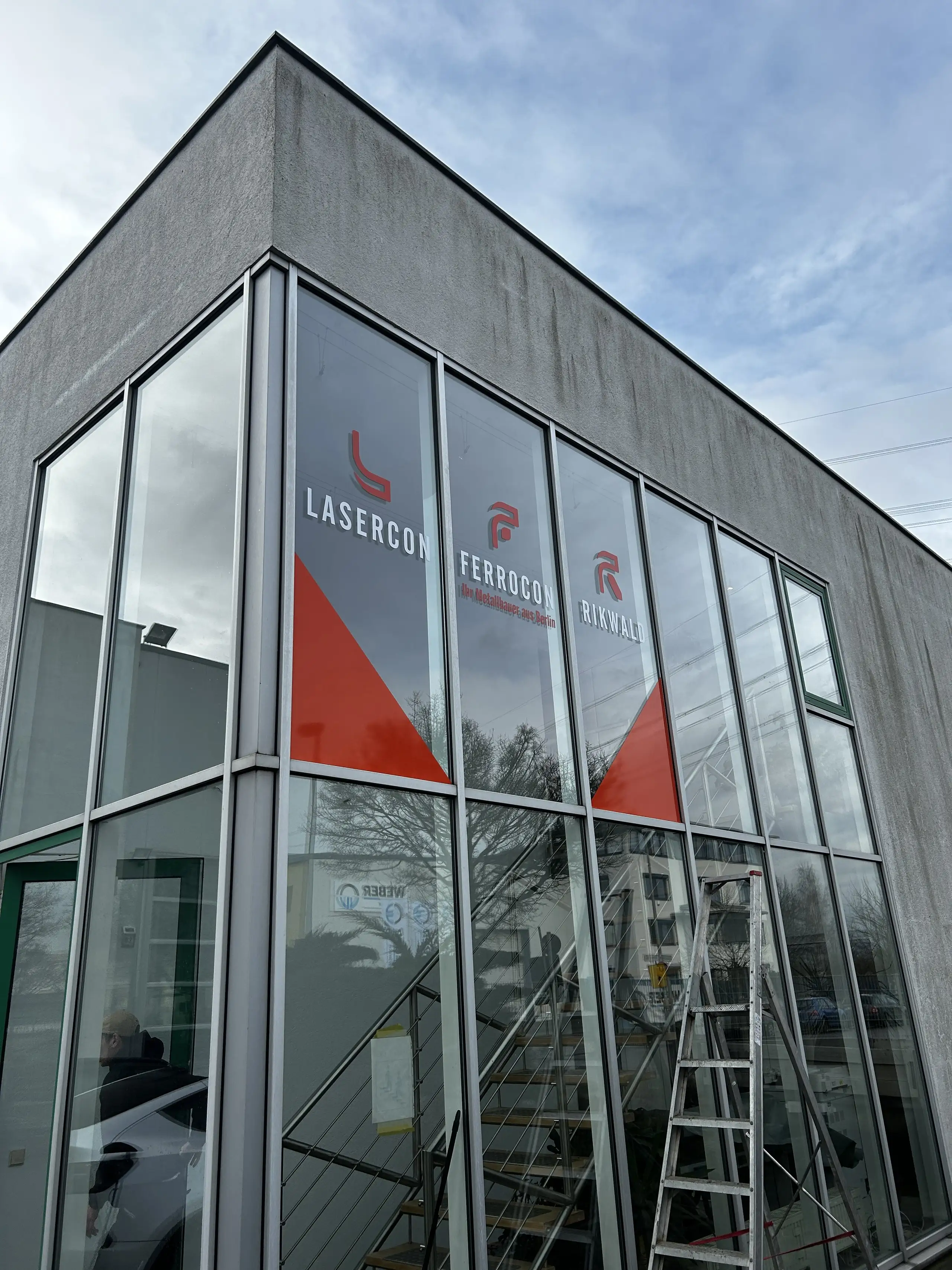 Beschriftete Glasfassade eines Firmengebäudes
