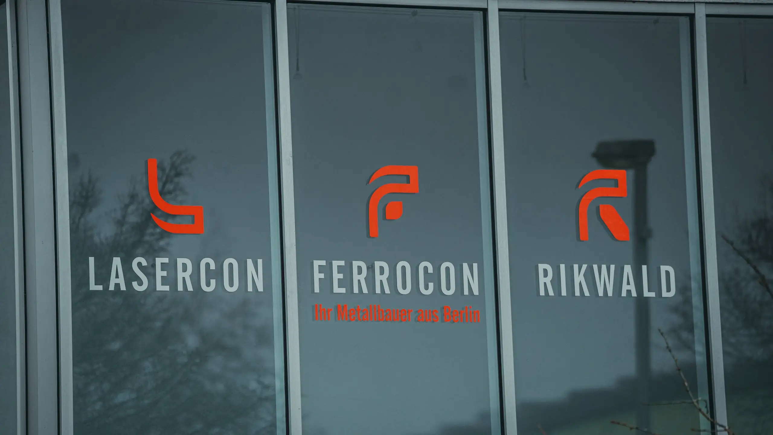 Fensterbeschriftung mit Firmenlogos