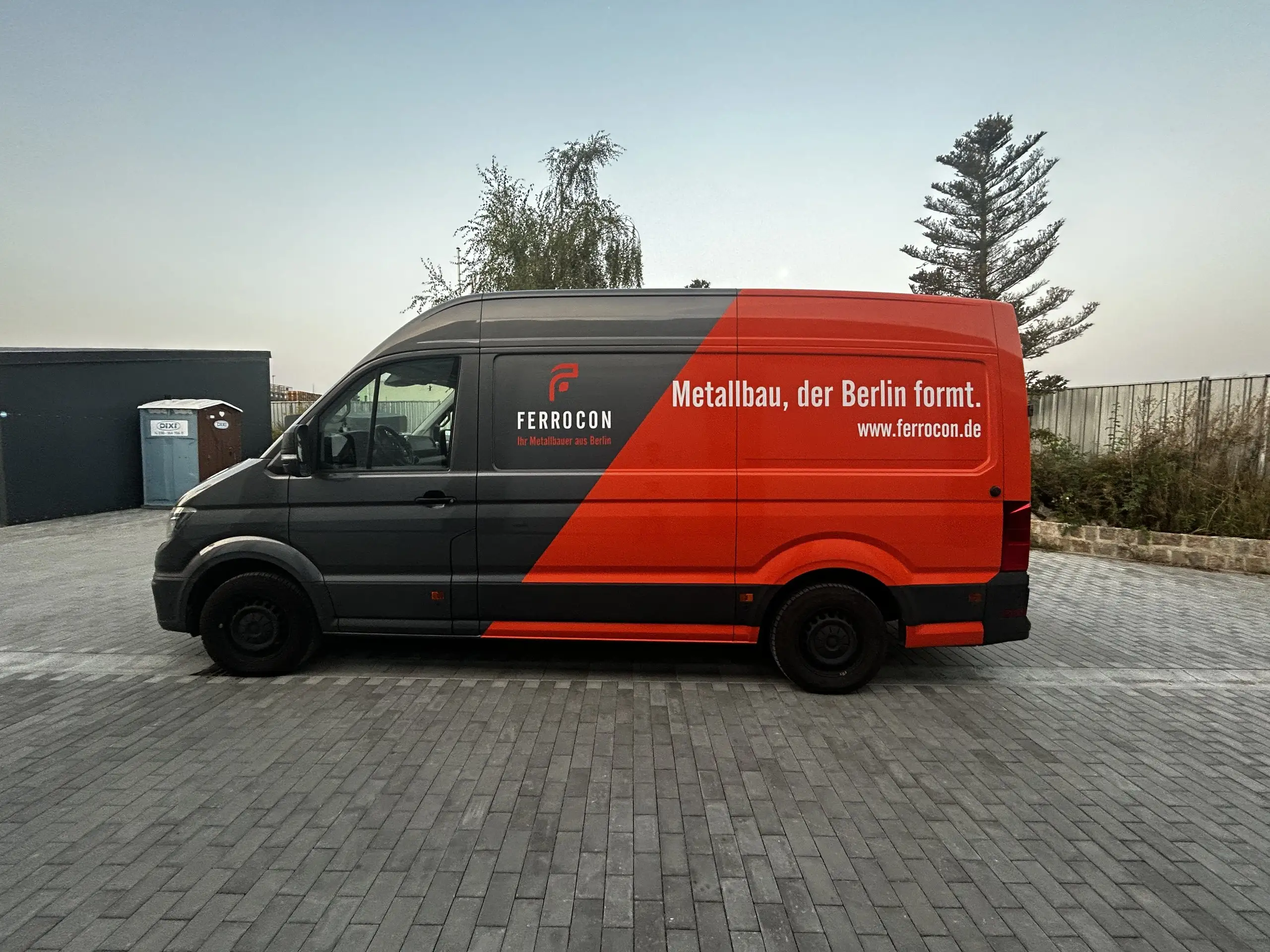 Großer Ferrocon Transporter mit Flottendesign, Seitenansicht