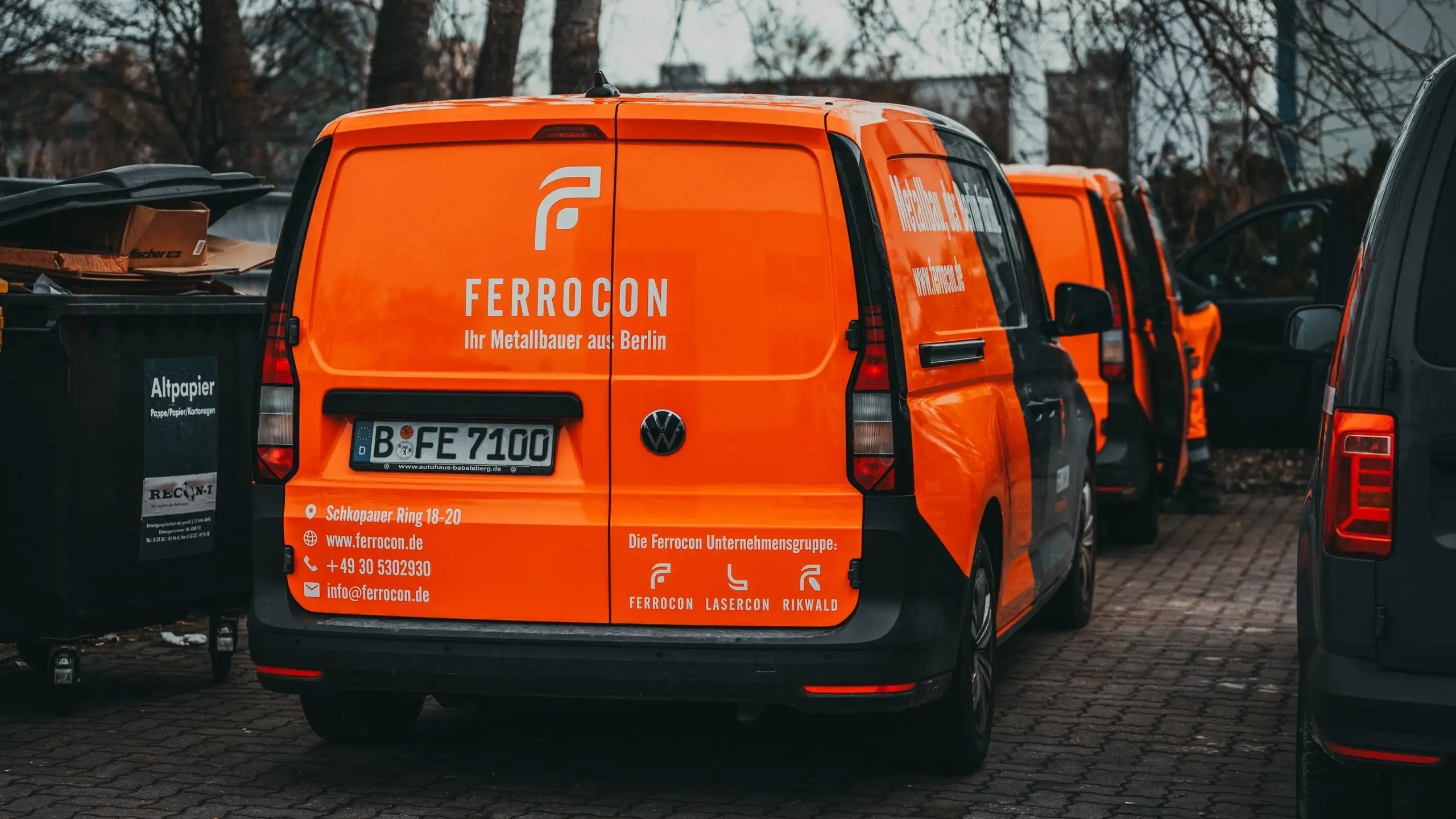 Heckansicht mehrerer folierter Ferrocon-Fahrzeuge in Reihe
