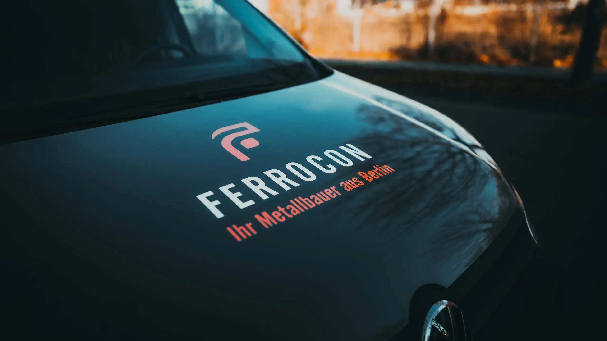 Detail der folierten Motorhaube mit Ferrocon-Logo