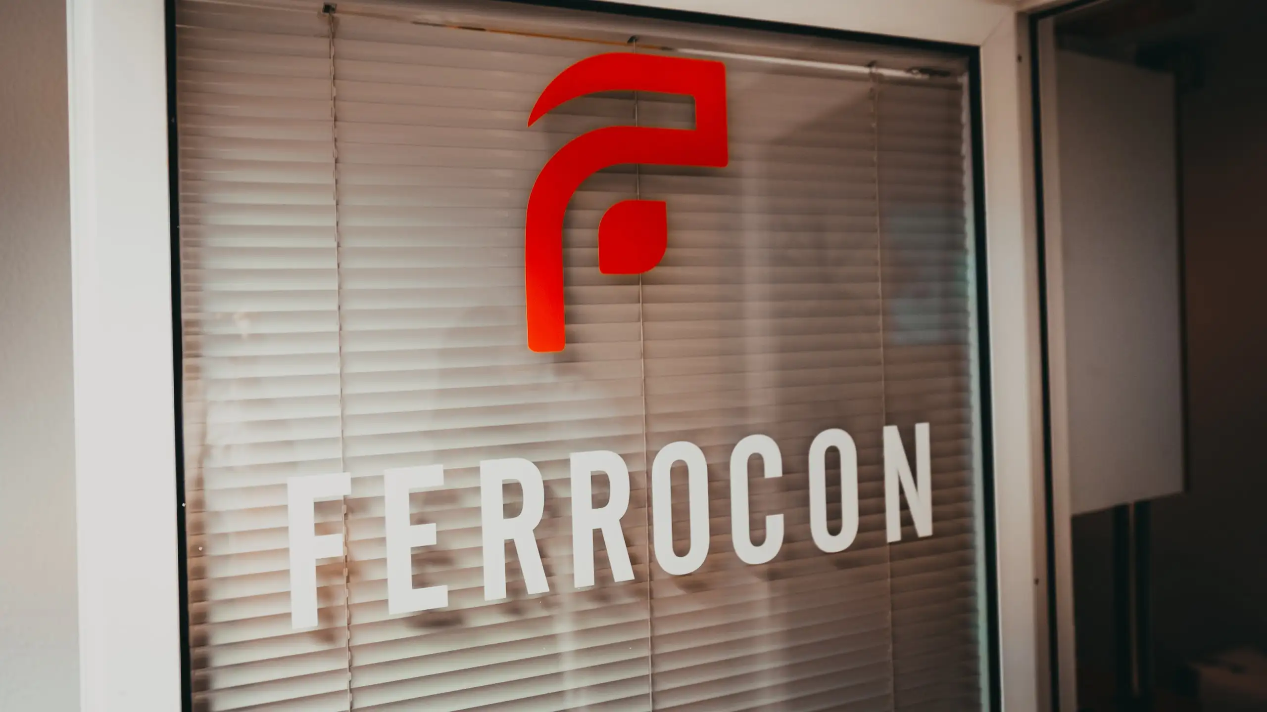 Schaufensterbeschriftung mit Ferrocon-Logo