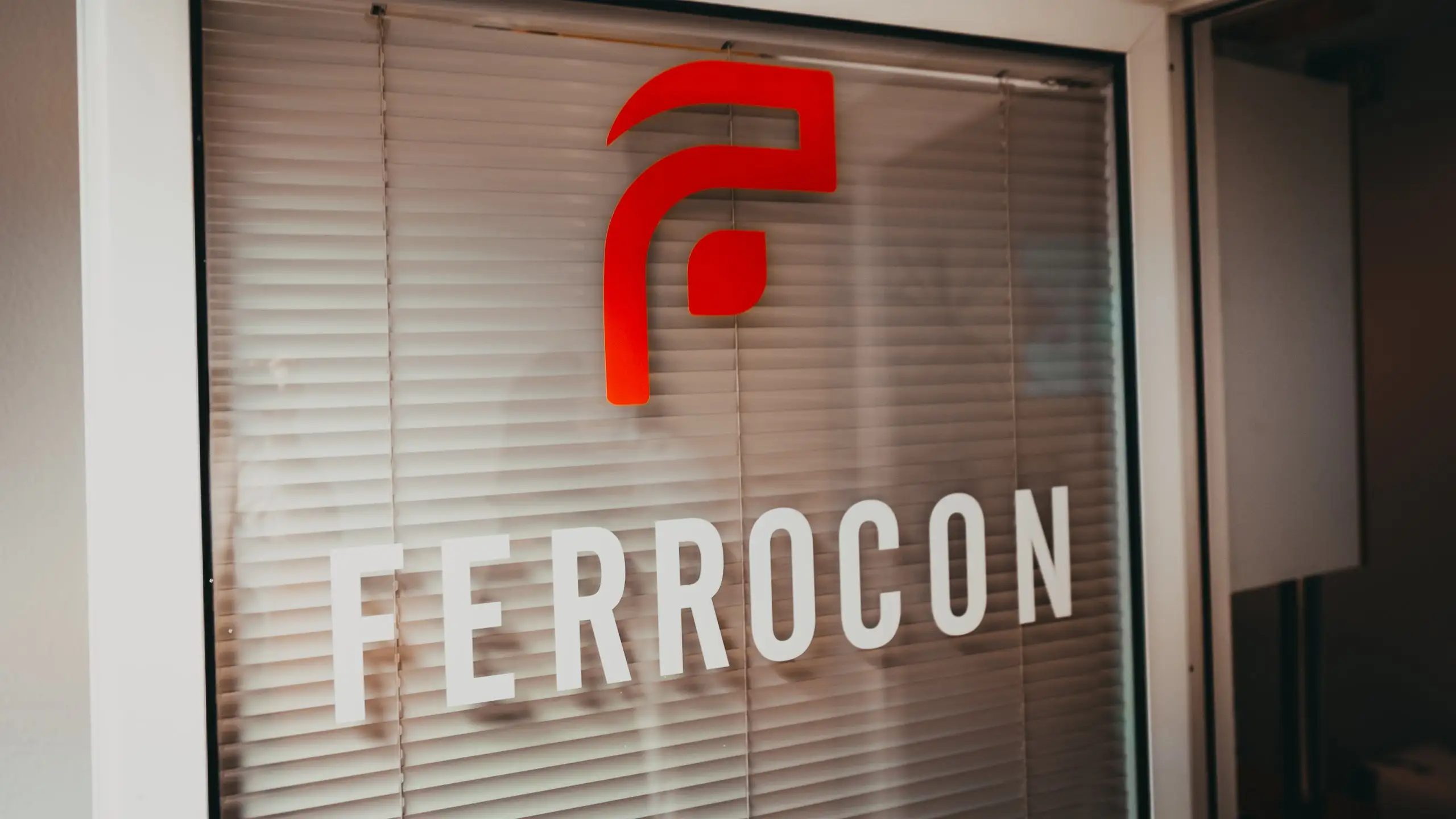 Schaufensterbeschriftung mit Ferrocon-Logo am Standort