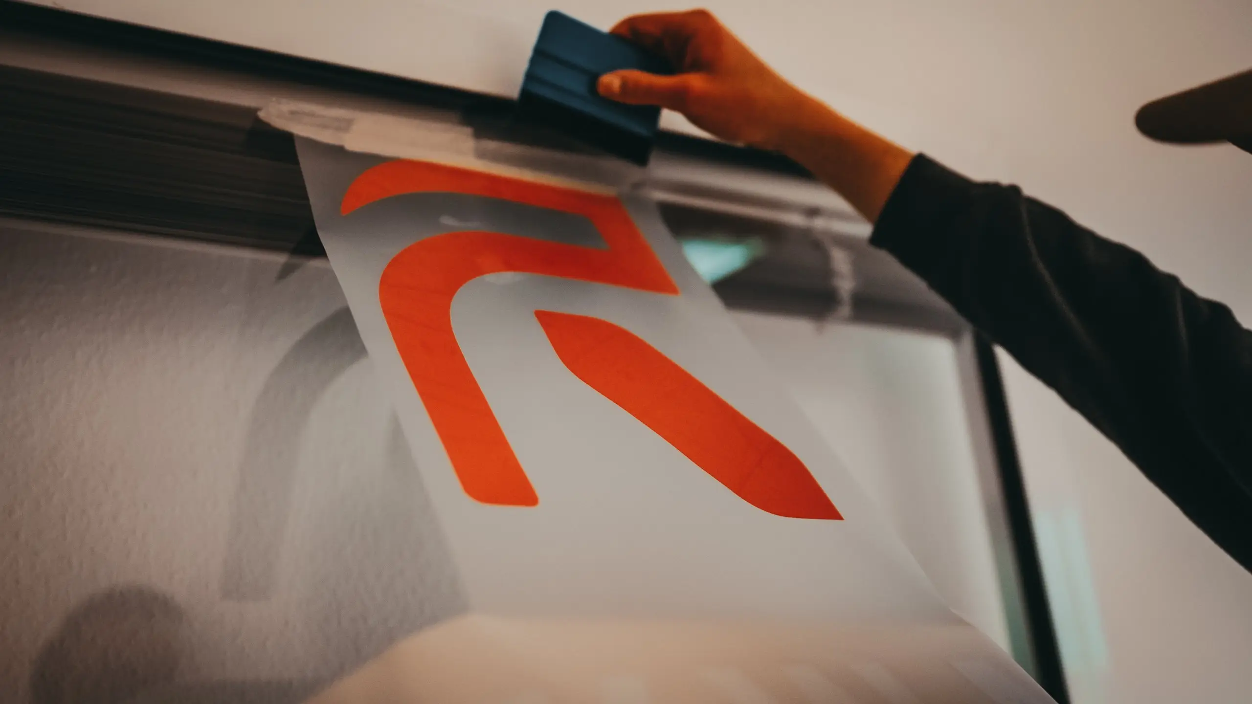 Detailaufnahme einer Folienverklebung am Fahrzeug