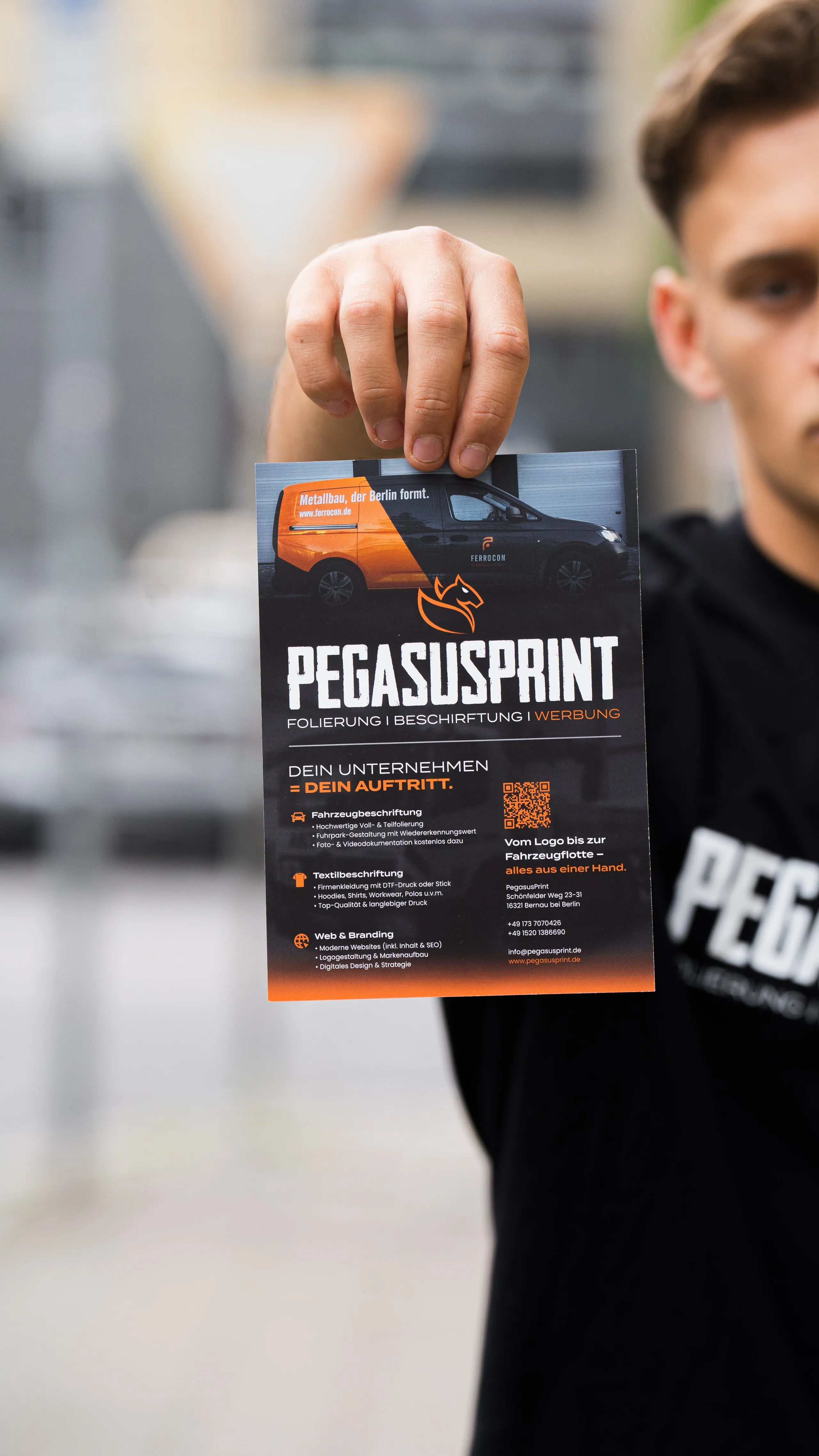 PegasusPrint Flyer in der Hand