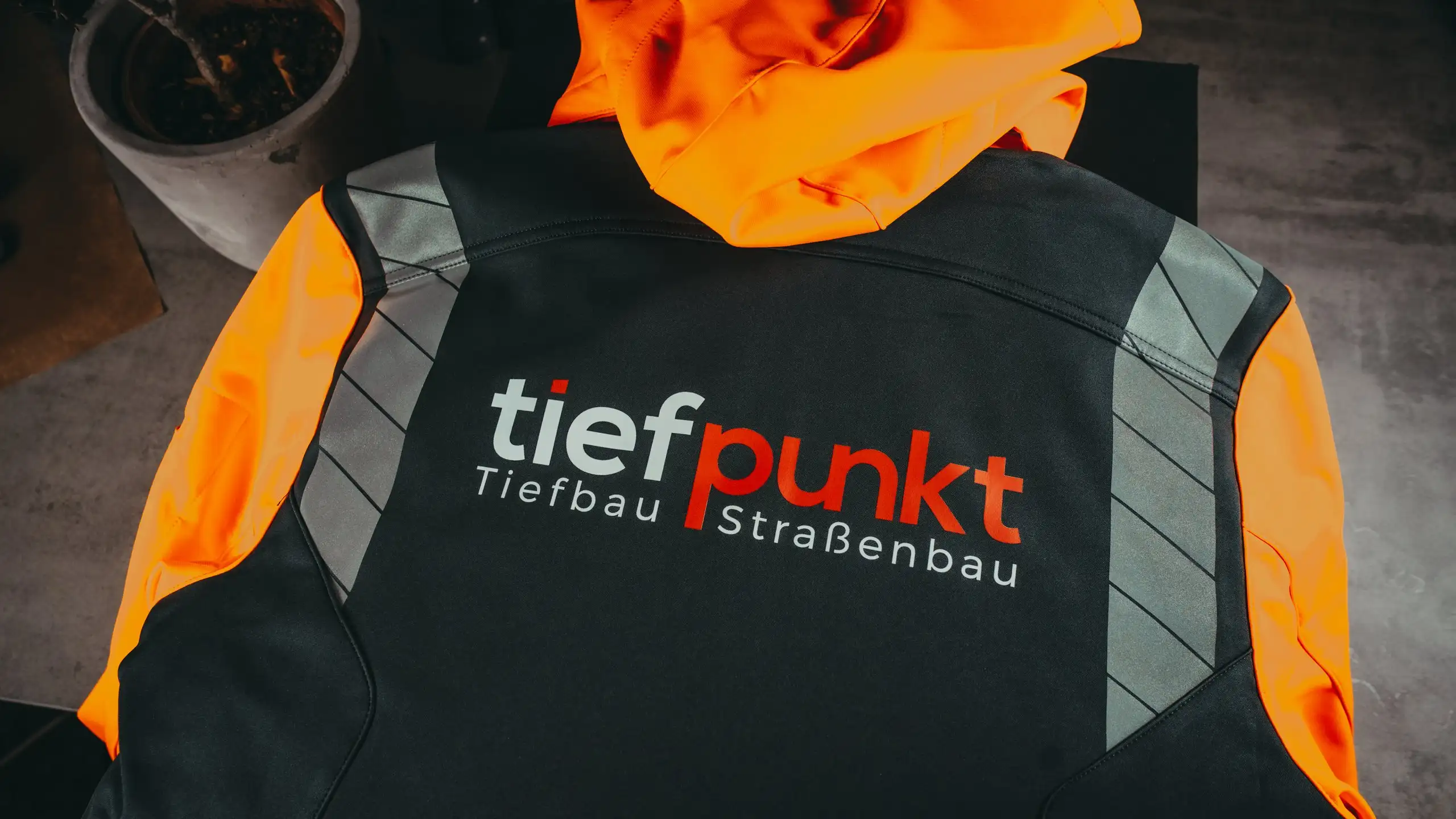 tiefpunkt Hoodie mit Warnschutz-Elementen und Logodruck