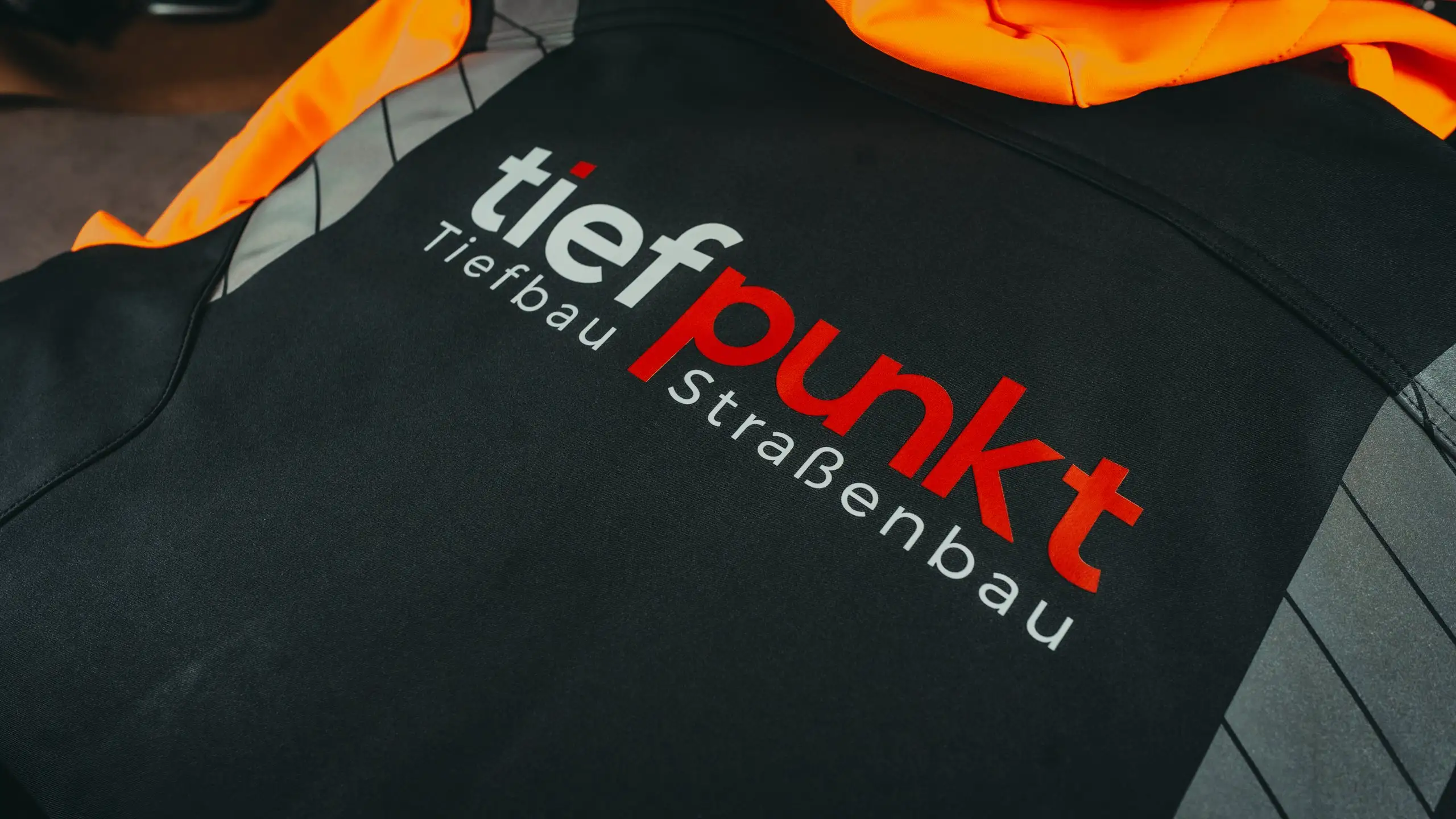 Rückendruck tiefpunkt Tiefbau Straßenbau auf Arbeitsjacke