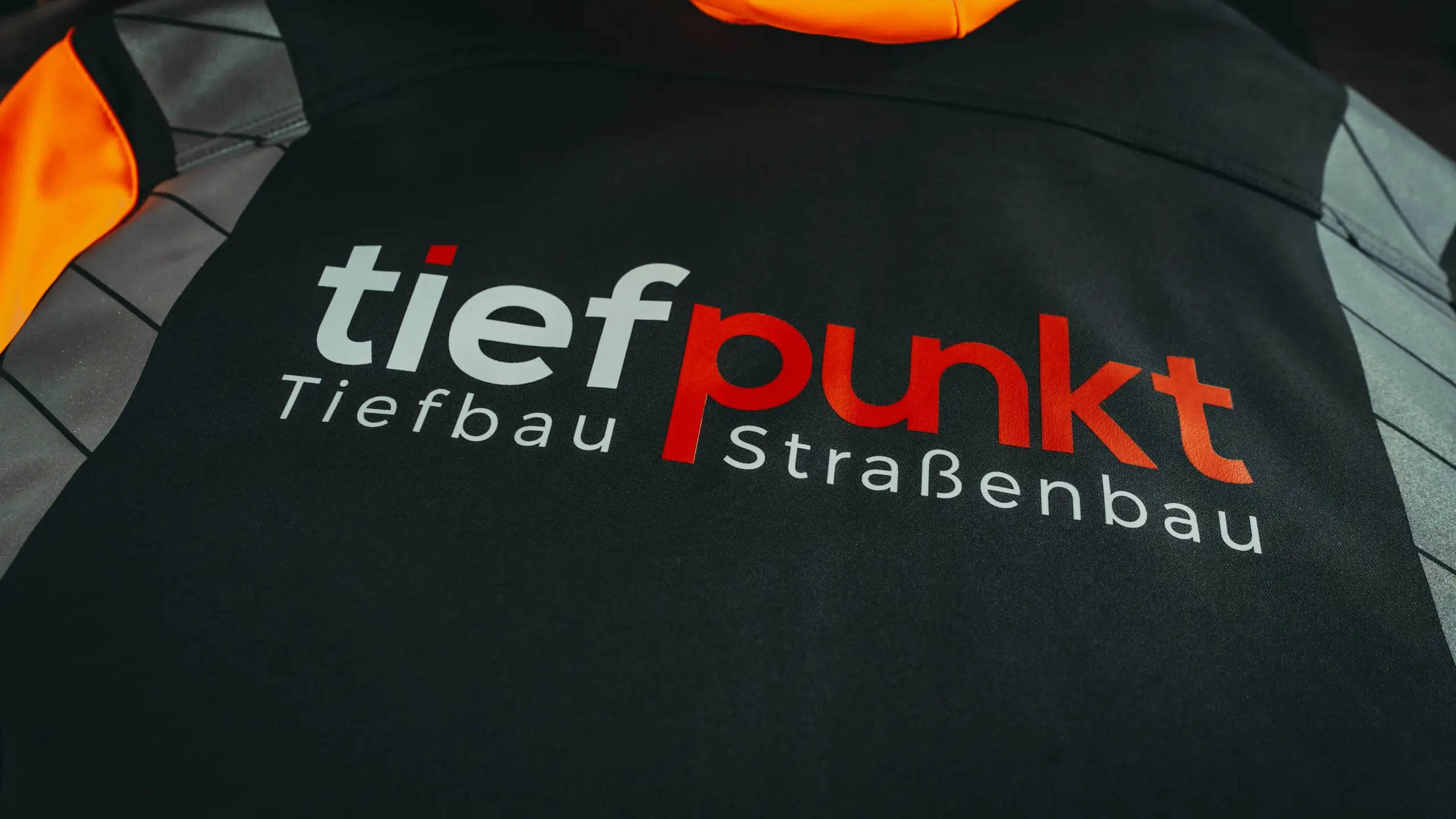 Großer tiefpunkt-Rückendruck auf Arbeitsjacke
