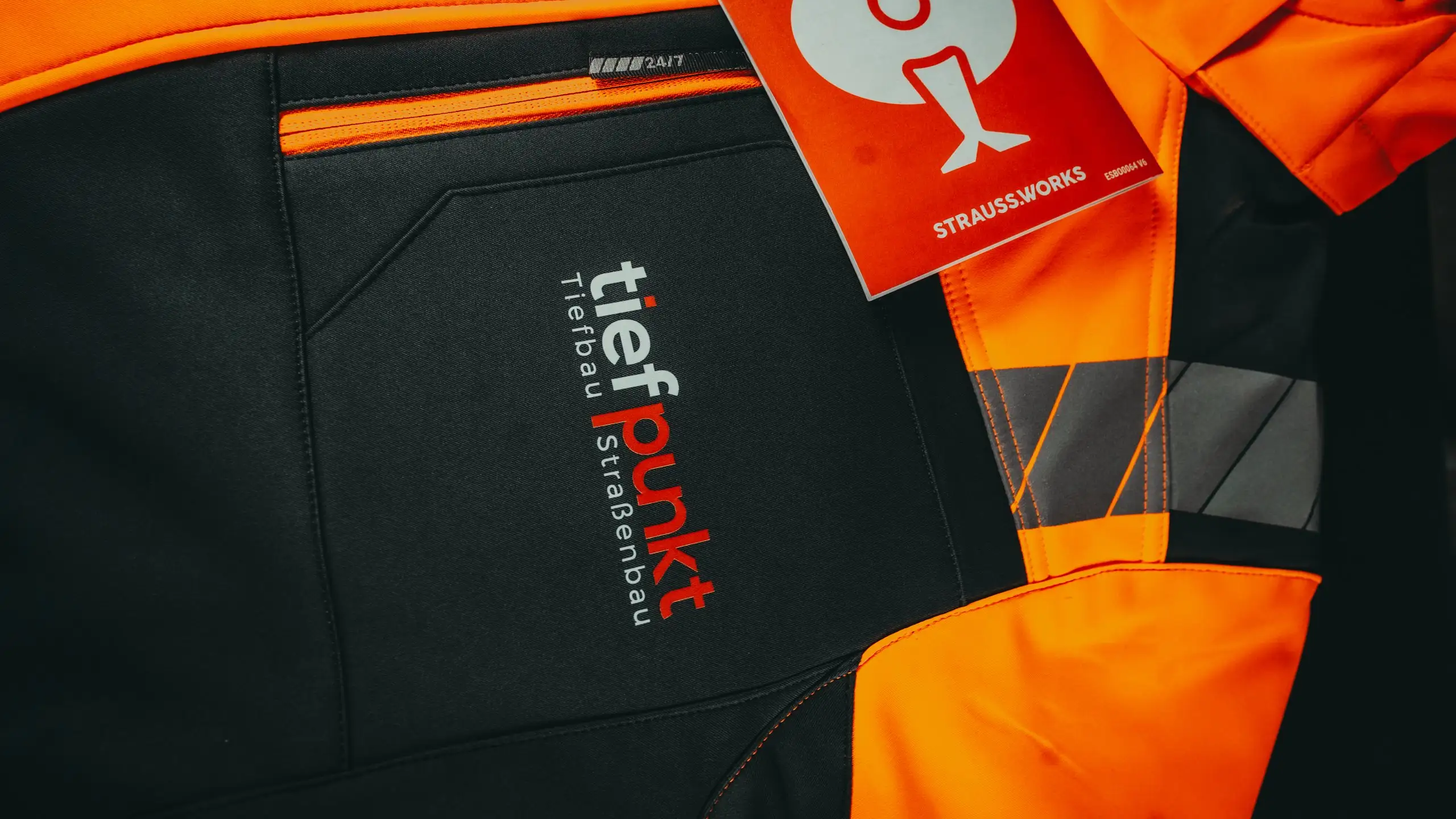 Warnschutzjacke mit Reflexstreifen und tiefpunkt-Branding