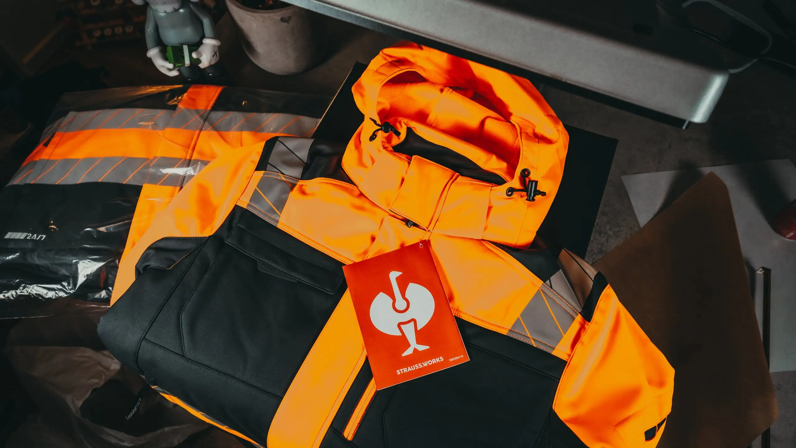 Warnschutzjacke mit tiefpunkt-Logo
