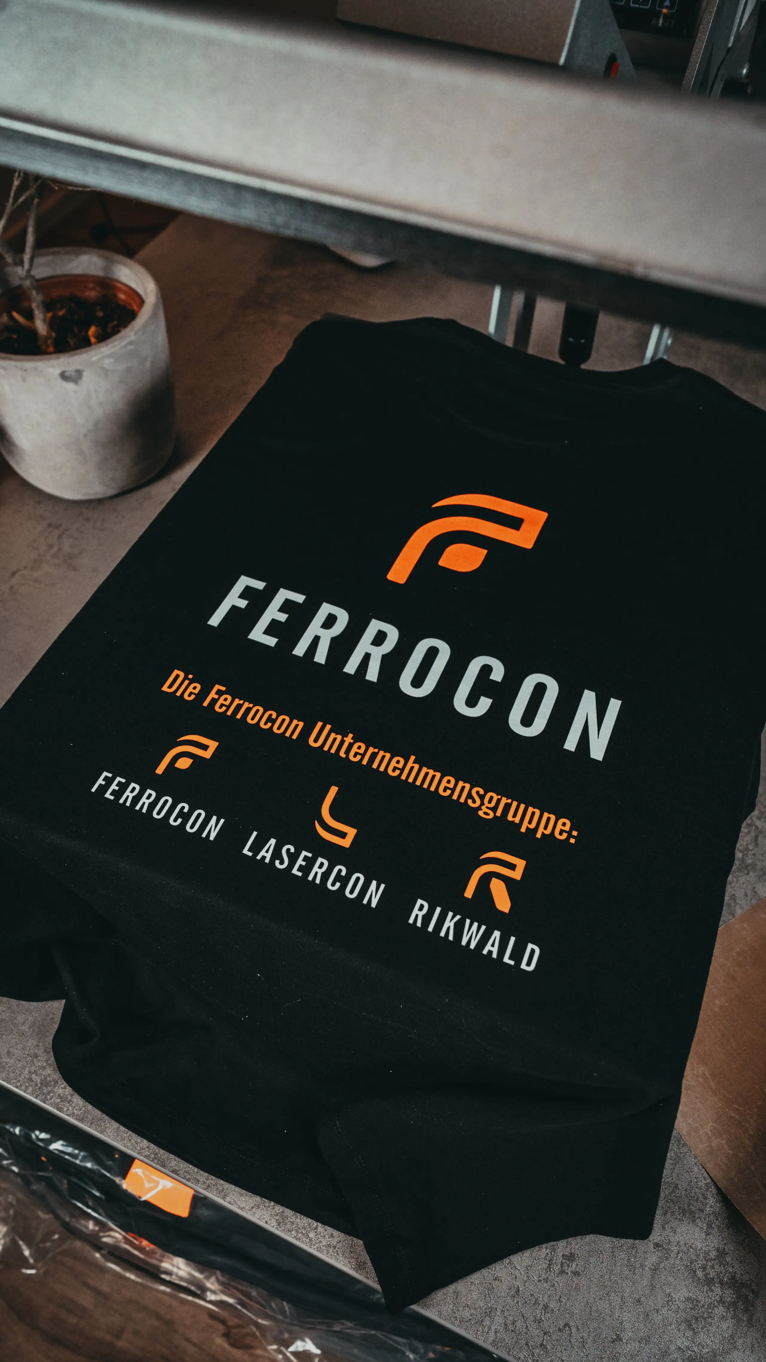 Ferrocon-Shirt auf der Transferpresse in der Produktion
