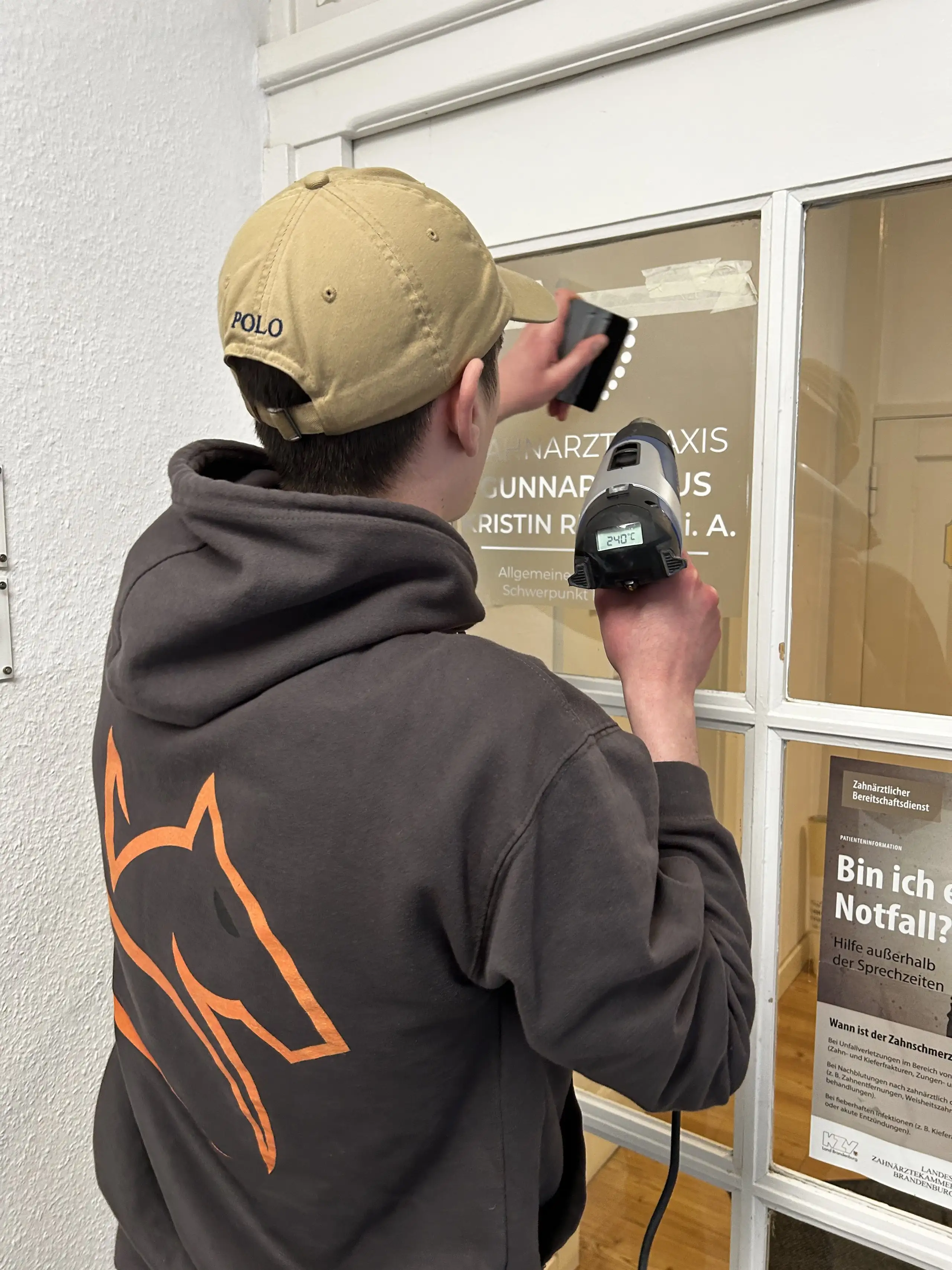 Montage einer Türbeschriftung vor Ort